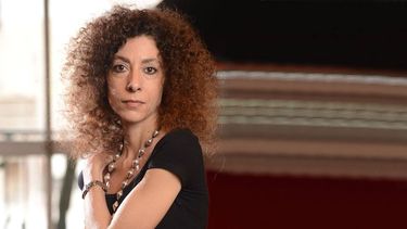 Leila Guerriero defiende la no ficción: A ningún autor de ficción le andan preguntando por qué no escribe periodismo