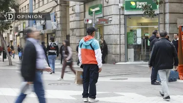 El Desconcierto | 16417 persona de pie en pleno paseo ahumada.webp