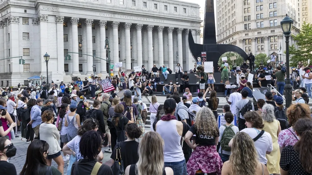 Desinformación en español sobre protestas de Los Ángeles divide a la comunidad latina mientras republicanos hispanos critican a Trump
