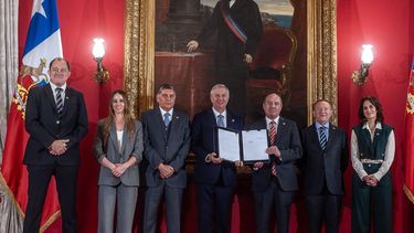 El Desconcierto | Imagen del gabinete de Kast firmando un decreto