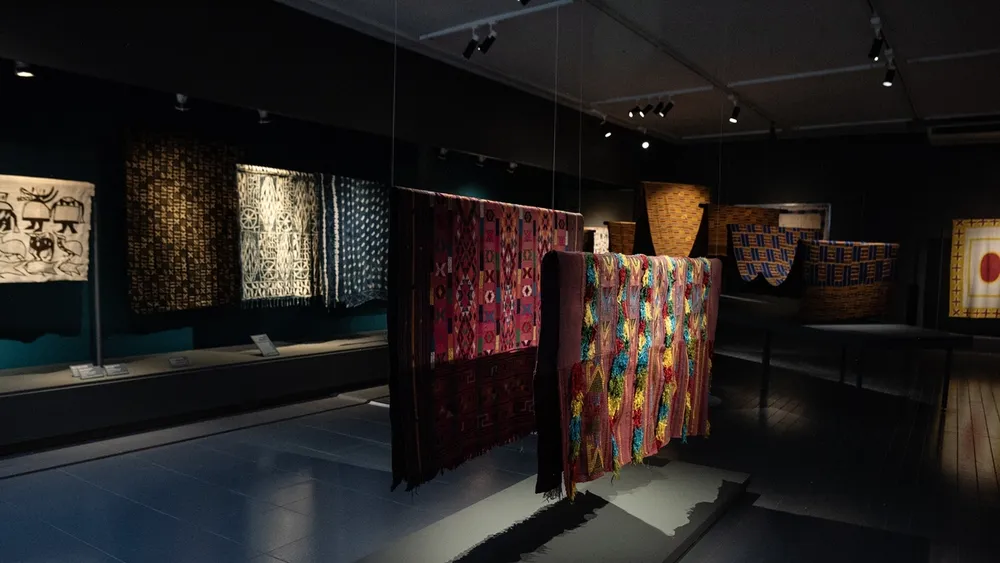 Con 25 textiles de 10 países africanos: Extienden muestra de la Bienal de Arte Textil en el Centro Cultural La Moneda