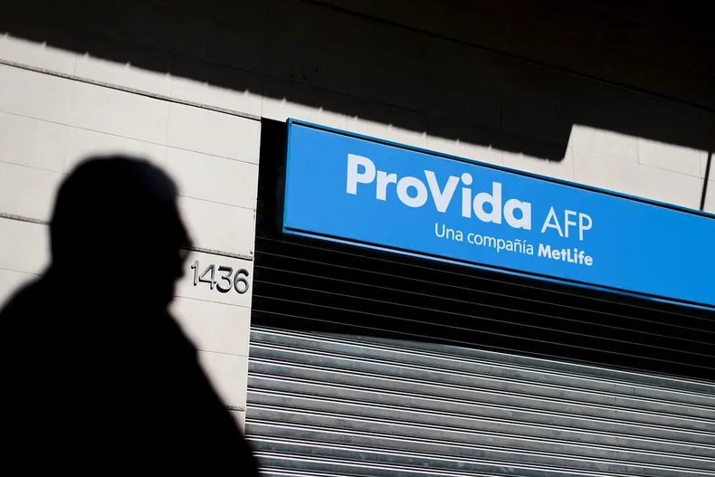 afp bloqueo retiro de fondos previsionales a extranjero invocando formalidades no previstas en la ley corte ordeno darle curso.webp