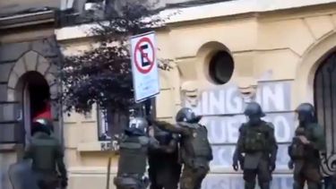 Viralizan video que muestra a funcionarios de Carabineros derribando señalética de tránsito en Santiago
