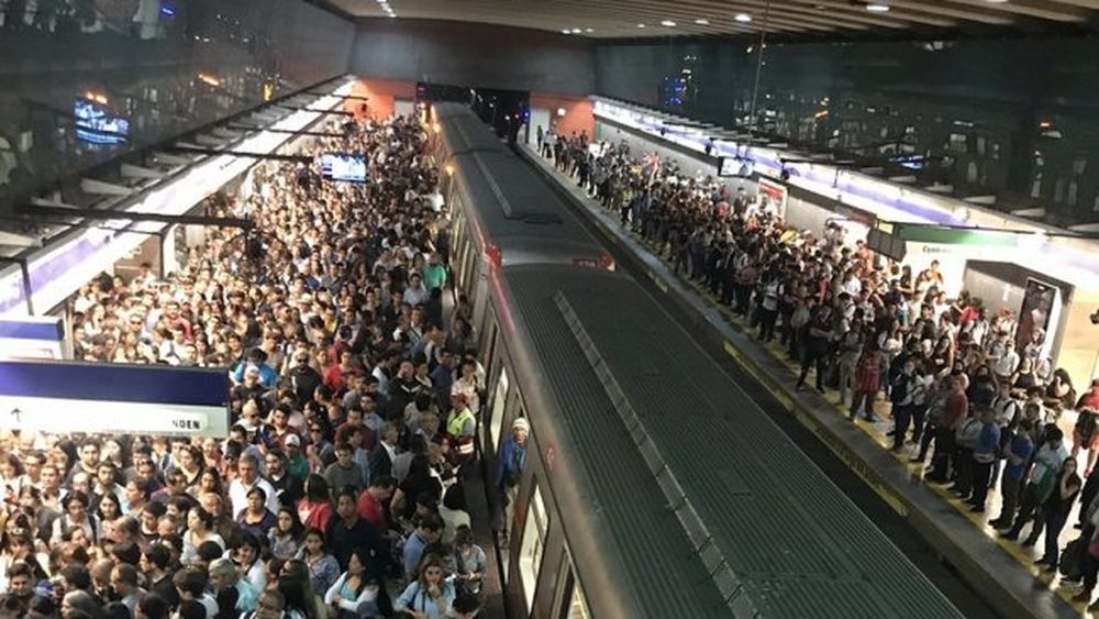 Usted no diga otro hueón más que se tiró al Metro en hora punta
