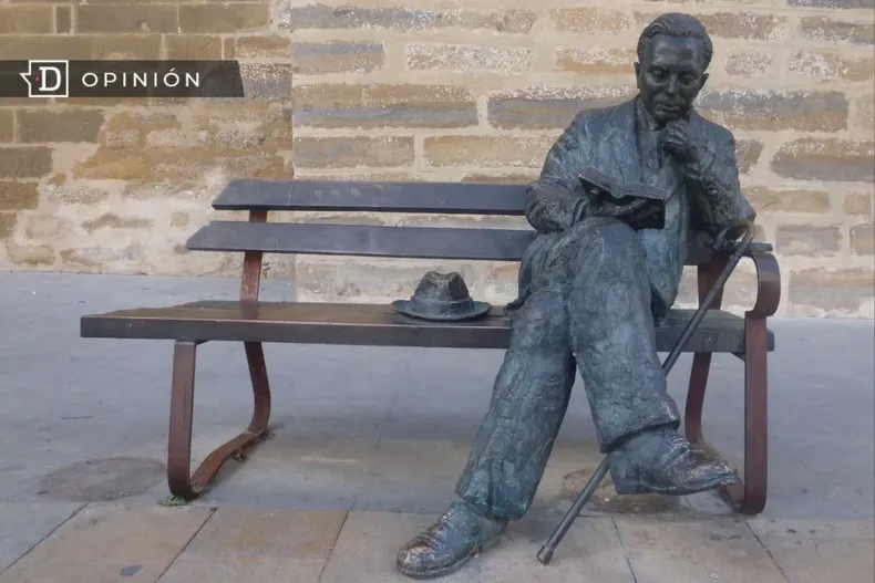 11782 estatua de antonio machado en espana.webp