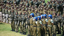 ¿Qué significan los cascos azules de carabineros que debutaron este Día del Joven Combatiente?