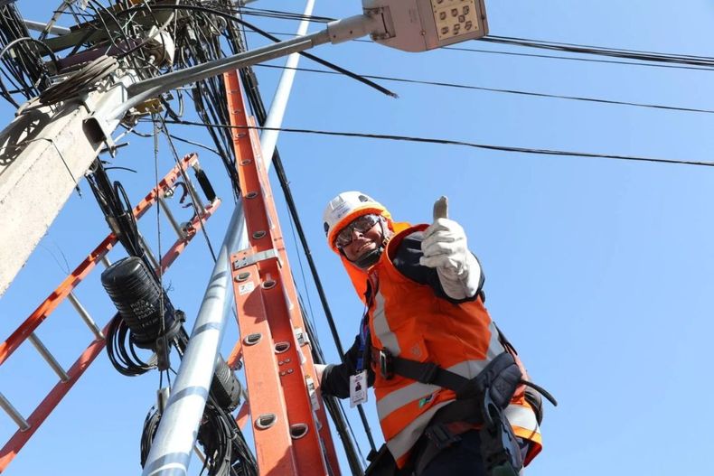 La contaminación del espacio público implica menor seguridad para la vida urbana, pero la realidad de un Chile atestado de cables en desuso espera cambiar.