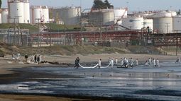 Ya es demasiado: Vecinos y pescadores de Quintero lamentan aprobación de proyecto de hidrógeno verde en la bahía Ya es demasiado: Vecinos y pescadores de Quintero lamentan aprobación de proyecto de hidrógeno verde en la bahía