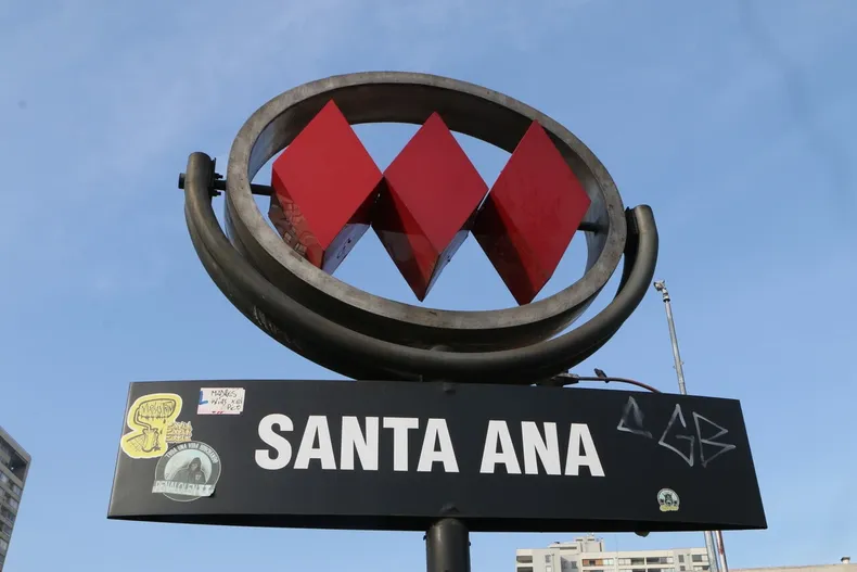 guardia de metro fue despedido tras desenfundar su arma ante ataque en estacion santa ana deberan pagarle mas de 12 millones.webp