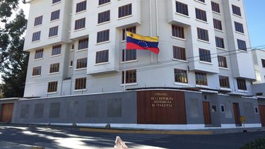Embajadora de Venezuela en Bolivia denuncia ataque con dinamita a consulado tras renuncia de Evo Morales