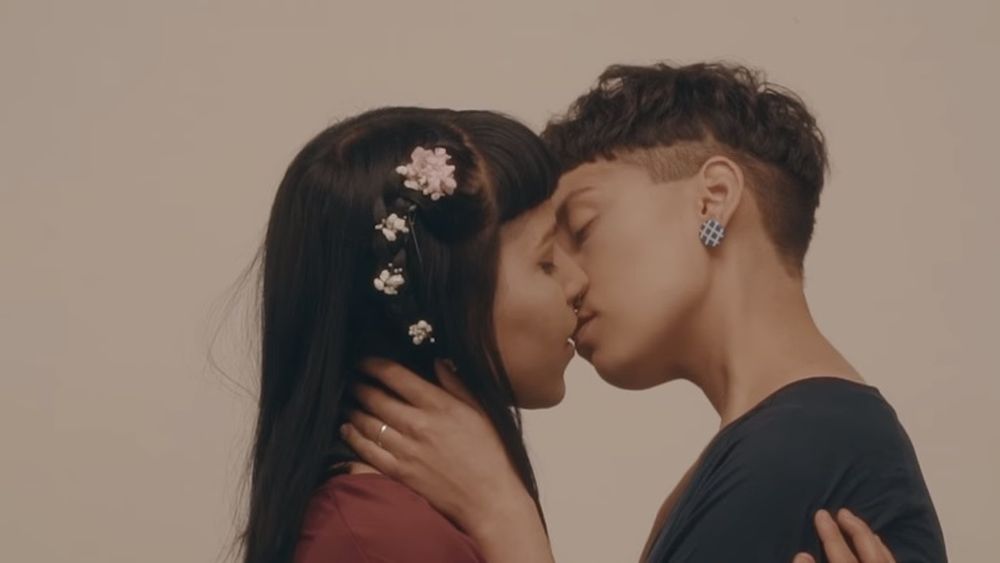 VIDEO| La diversidad sexual se besa libremente en el nuevo trabajo de Dulce y Agraz hecho solo por mujeres