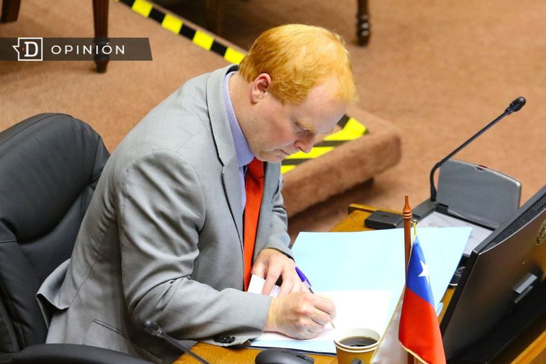 7337 rojo edwards en el congreso.jpg