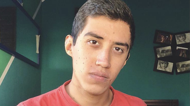 Joven de 21 años busca a su gemelo genético para iniciar tratamiento de grave enfermedad que padece