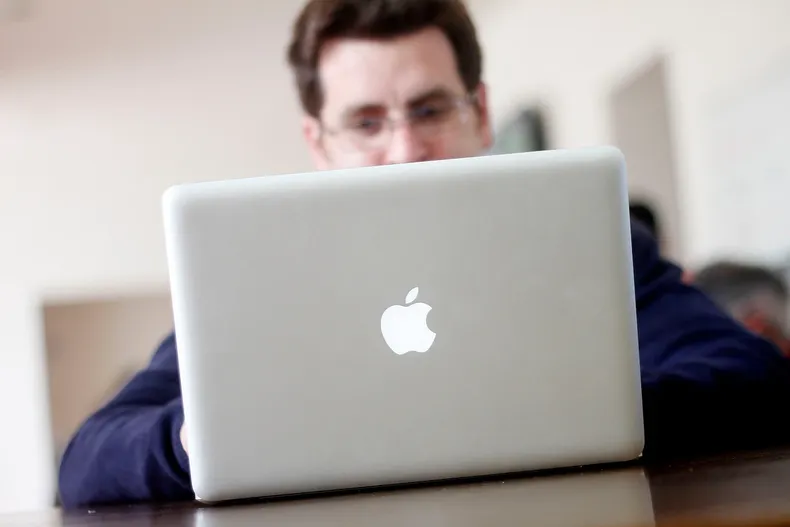 compro un macbook pro en linio nunca lo recibio y 7 meses demoro el reembolso corte ordeno indemnizarlo con 3 millones.webp