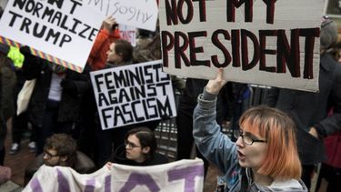 VIDEOS| Capuchas, saqueos y represión policial: Así fueron las protestas durante la toma de poder de Donald Trump