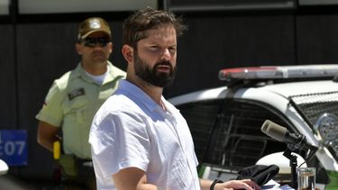 Cadem: Boric sigue subiendo aprobación y Pamela Jiles baja 10 puntos de popularidad