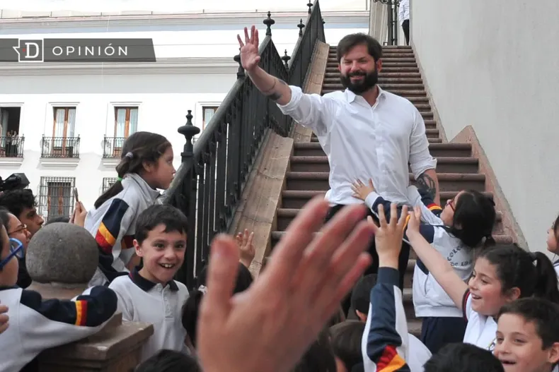 31115 presidente boric junto a ninos con buzo escolar.webp