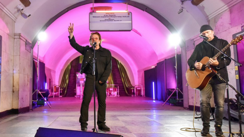 Bono sorprendió al ofrecer concierto por la paz en una estación del metro de Kiev