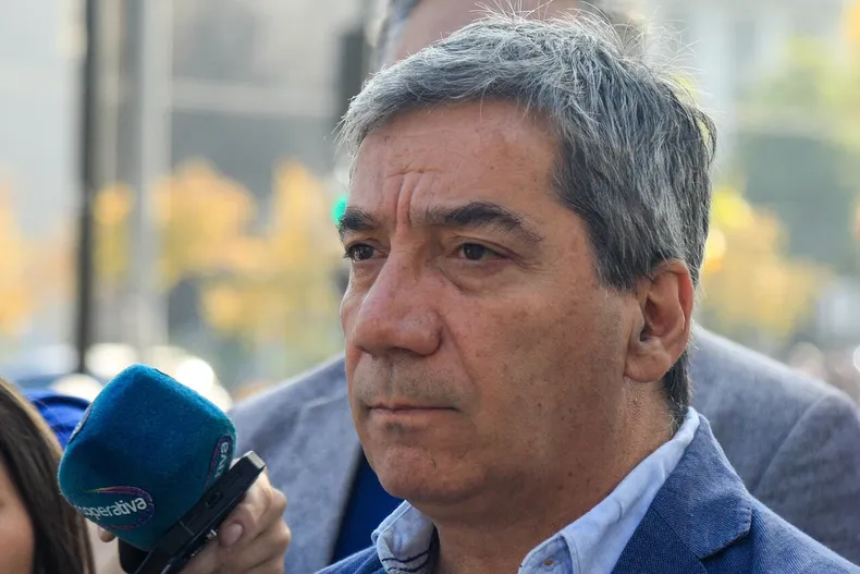tras tragedia en estadio monumental  oposicion anuncia acusacion constitucional contra delegado gonzalo duran.webp