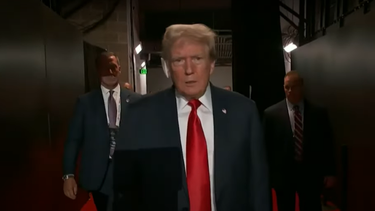 Trump reaparece con parche en la oreja y coronado como el candidato y mesías de los republicanos