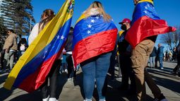 Más de 800 mil venezolanos “abandonados” en Chile: Régimen de Maduro retira personal de su embajada