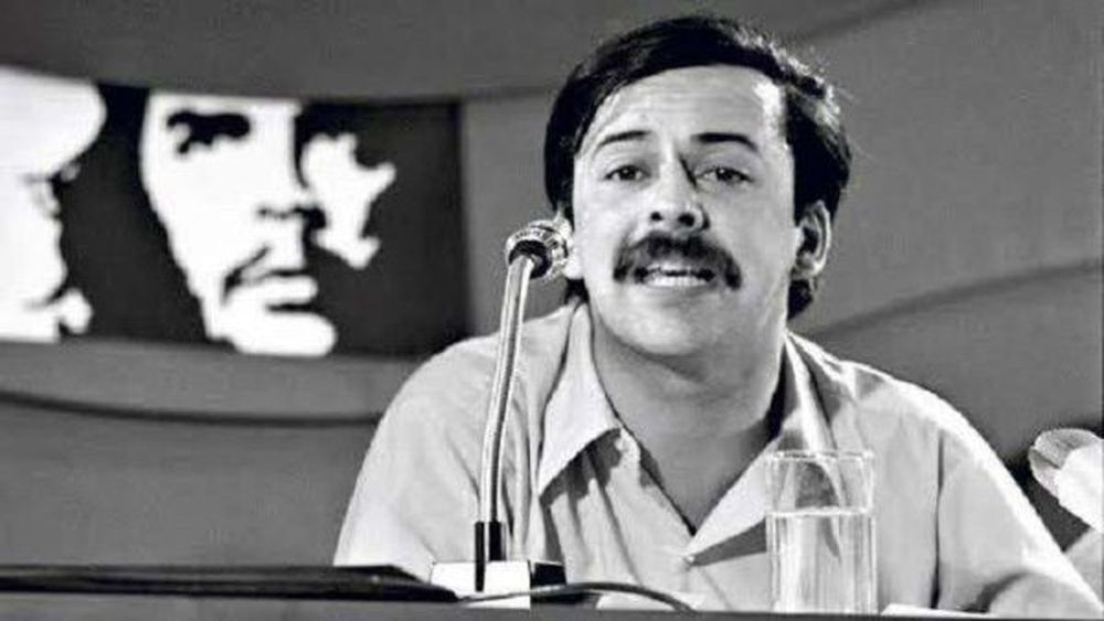 Luciano Cruz y Miguel Enríquez, de terno y corbata con Ted Kennedy en Concepción