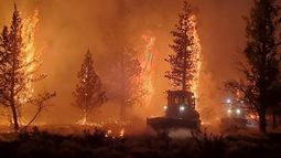 Nueva ola de calor suma presión en la lucha contra el fuego en California