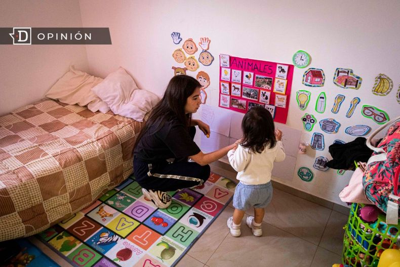 4573 una madre con su hija pequena en su habitacion.jpg