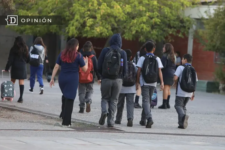 17386 imagen de estdudiantes caminando a un colegio.webp