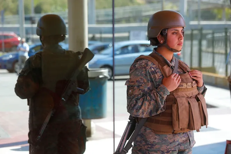 oficial del ejercito fue desvinculada durante fuero maternal  ordenan reintegrarla y pagarle 55 millones.webp