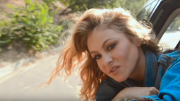 VIDEO| Paulina Rubio se la juega para crear conciencia: Simula ser un perro que se asfixia en un auto
