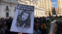 El luto de un 11 rodeando La Moneda como respuesta a Felipe Kast