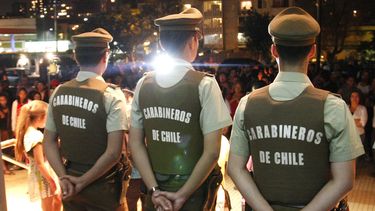 Tres carabineros son dados de baja acusados de asaltar a transeúnte y robarle $50 mil: dos tenían uniforme