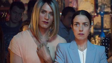 Llegó La Casa de las Flores, la serie mexicana de Netflix que quiere derribar mitos sobre personas trans