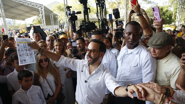 El candidato presidencial del movimiento Defensores de la Patria, Abelardo de la Espriella, vota en Barranquilla - Agencia EFE