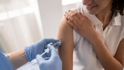 Con sueldo de hasta $1.100.000 buscan TENS y enfermeras para campaña de vacunación: Revisa cómo postular