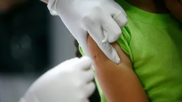 Padres de 2 niños se negaron a vacunarlos por riesgo de autismo sin base científica: Corte ordenó inmunizarlos con fuerza pública