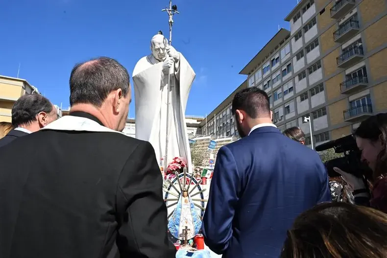 12354 papa francisco en hospital.webp
