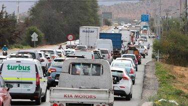 Más de 300.000 vehículos regresan a Santiago: Carabineros proyecta horas de alto flujo