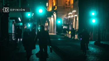 El Desconcierto | 24525 personas caminando por la calle de noche.webp