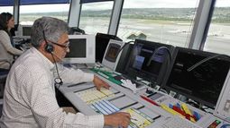 Controladores aéreos anuncian paralización: Podría generar demora de tres horas en vuelos