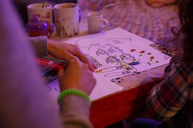 Mama pintando con su hija