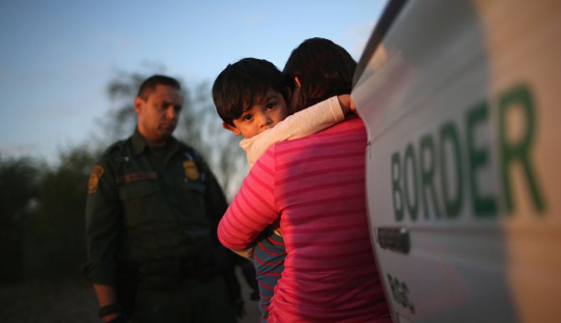 un agente fronterizo detiene una mujer que sostiene en sus brazos a su hijo en rio grande texas estados unidos getty images.jpg