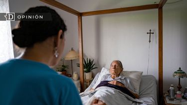 El Desconcierto | 6848 mujer cuidando a un adulto mayor en cama.jpg