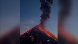 VIDEO| Volcán Etna hace erupción y lanza columna de 45.000 metros