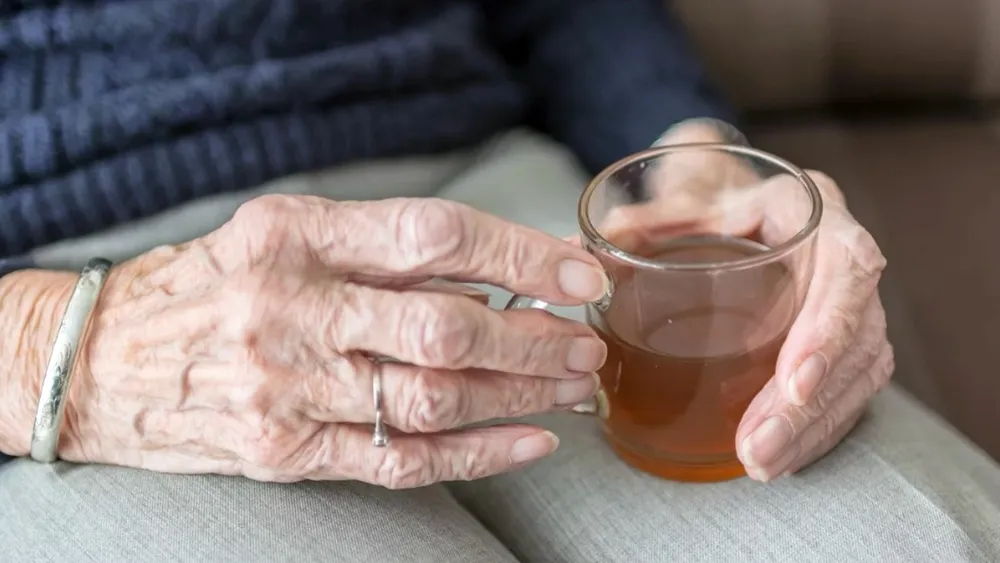Adultos mayores se deshidratan más fácil: Consejos para cuidar a los más vulnerables ante calor extremo
