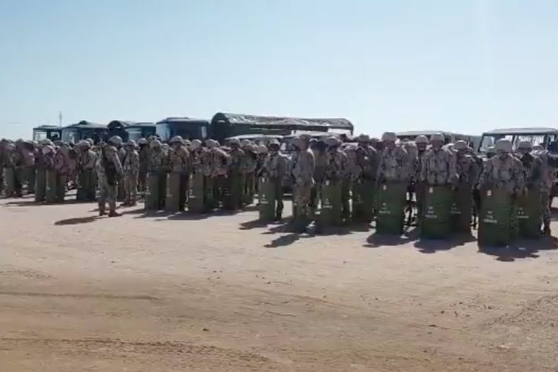 Militares peruanos en la frontera.jpg
