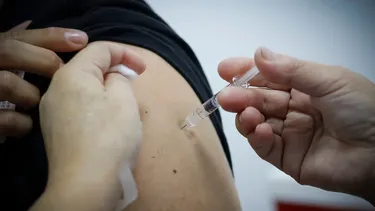 Tras alza de brotes de sarampión en Latinoamérica: Revisa si te corresponde vacunarte y qué hacer si viajas