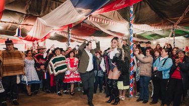Concejala trans de Valparaíso responde a comentarios de Moreira por foto de Sharp bailando cueca con transformista