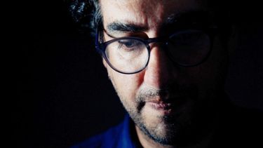RESEÑA| Dron: Un libro escrito a dos manos por un poeta y un bot